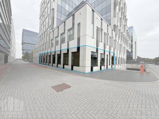 <strong>Instapklare kantoorruimte van 319 m² met 3 privatieve parkeerplaatsen </strong>te koop op toplocatie in het <strong>Westwing Park</strong> in Roeselare. Deze recent ingerichte ruimte combineert modern comfort met praktische toegankelijkheid en is volledig klaar voor gebruik – geen extra investeringen nodig. Dankzij de strategische ligging langs de E403, aan afrit Roeselare-Rumbeke, is het kantoor vlot bereikbaar voor zowel medewerkers als klanten. Het Westwing Park is een gevestigde bedrijvenlocatie met diverse voorzieningen zoals een hotel, eetgelegenheden en oplaadpunten, wat bijdraagt aan een aangename en professionele werkomgeving.<br /><br />De kantoorruimte is lichtrijk en uitgerust met vergaderruimtes en voorzien van ingemaakte kasten, een landschapskantoor, volledig uitgeruste keuken met vaatwas en sanitair. Moderne technieken zoals airconditioning, ventilatie en zonnewering zorgen voor een energiezuinige en comfortabele werkplek. De systeemvloer biedt flexibiliteit in inrichting en bekabeling.<br /><br />Dit is de ideale locatie om je onderneming op de kaart te zetten, met een kantoor dat zowel functioneel als stijlvol is, en waar duurzaamheid en bereikbaarheid centraal staan.<br /><br />Contacteer <strong>PANORAMA B2B</strong> voor bijkomende (technische) inlichtingen of een vrijblijvend plaatsbezoek <strong>050 300 800</strong>.