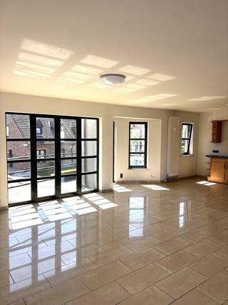 Dit ruime duplex appartement is centraal gelegen nabij winkels, scholen, openbaar vervoer/station en E40. Indeling: Gelijkvloers:...