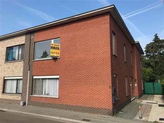 Appartement avec balcon situé près du centre de Malines et équipé d'un garage.L'appartement est situé au 1er étage d'un petit complexe de 2 appartements.Grâce au garage situé à proximité, vous disposez toujours d'un espace de stationnement ainsi que d'un espace de stockage supplémentaire. Les trois pièces peuvent être aménagées de manière flexible en fonction de vos besoins.
