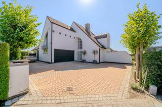 This spacious villa is located in one of the most desirable and quiet residential areas in Knokke-Heist, an exceptional home where comfort, energy efficiency and location come together. With a panoramic view over the extensive polders, this villa offers a unique combination of peace and openness, while still being close to the beach, Duinenwater and public transport.<br /><br />The villa is built on a spacious plot of 1,362 m² and has all contemporary techniques that contribute to sustainable and carefree living comfort. Solar panels, charging stations and a heat pump provide an energy-efficient lifestyle without sacrificing luxury. Inside, you can enjoy 361 m² of living space, divided into three full bedrooms, a spacious and bright bathroom, and a built-in sauna that provides a touch of wellness at home.<br /><br />The house also has a spacious indoor garage and additional parking options in the driveway, ideal for visitors or families with multiple cars.<br /><br />This is a rare opportunity for those looking for a ready-to-move-in villa with breathtaking views.<br /><br />Unique opportunity for those looking for a spacious villa for sale in Knokke-Heist! <br /><br />Would you like more information or a visit? Contact Arne Vandierendonck on 0493 25 35 85 or knokke@dewaele.com<br /><br /><br />The property is offered through the Power-sale formula. Between 08/08/2026 10:00 and 05/09/2026 16:00, you can come visit the villa by appointment and make an offer. The listed price is a starting price. For further information, please contact the property agent.<br /><br />Register of measures: no<br /><br />These AI visualizations are intended as inspiration. No technical specifications, urban planning regulations, or concrete realization possibilities were taken into account.