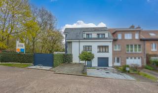 <p><strong>Instapklare gezinswoning met garage, 5 à 6 slaapkamers, ruimte vrij beroep en mooie tuin.</strong></p><p>Deze ruime woning biedt een praktische indeling en tal van mogelijkheden, ideaal voor grote gezinnen of wie op zoek is naar veel leefruimte.<br />Gelegen helemaal op het einde van een doodlopende straat, geniet deze eigendom van een bijzonder rustige ligging. Tegelijk bevindt u zich vlak bij tal van voorzieningen, waaronder Regina Caeli (kleuter-, basis- en middelbaar onderwijs), winkels, de Chiro, het zwembad van Dilbeek, Jeugdhuis Oosthoek en verschillende belangrijke invalswegen.</p><p>Op het <strong>gelijkvloers</strong> bevindt zich de inkomhal met toegang tot een ruime garage, een grote berging en een polyvalente ruimte. Deze ruimte is ideaal als extra slaapkamer, praktijkruimte, bureauruimte of onstpanningsruimte. Verder bevindt zich op dit niveau een afzonderlijk toilet, een extra douche, evenals aansluitingen en ruimte voor wasmachine en droogkast. De tuin is eenvoudig bereikbaar zowel via het gelijkvloers, als via het terras op de verdieping.</p><p>De <strong>eerste verdieping </strong>vormt het centrale leefgedeelte van de woning. Hier vindt u een ruime en lichtrijke leefruimte en een recente, volledig uitgeruste keuken die aansluit op de eetruimte. Verder is er een tussensas met apart toilet. Via de keuken kom je terecht op het zonnige terras en de mooi aangelegde tuin.</p><p>Op de <strong>tweede verdieping</strong> bevinden zich 5 comfortabele slaapkamers en een vernieuwde badkamer, uitgerust met een ligbad, douche en dubbele wastafel.<br />De <strong>zolderverdieping</strong> is toegankelijk via één van de slaapkamers en kan perfect dienen als extra slaapkamer, hobbyruimte of bureau.</p><p>Buiten geniet u van een mooie tuin met een sfeervol buitenhuis waarin zich een overdekt terras, sauna en tuinberging bevinden. Ideaal om het hele jaar door te ontspannen.</p><p><strong>Troeven van deze woning:</strong></p><ul><li><p>Rustige ligging in een doodlopende straat nabij scholen, winkels, recreatie en autostrade</p></li><li><p>Praktijkruimte / extra slaapkamer / burearuimte / hobbykamer op de gelijkvloers aanwezig</p></li><li><p>Garage en meerdere bergruimtes</p></li><li><p>Mooie tuin met tuinhuis en sauna</p></li><li><p>Gunstig EPC (C-label)</p></li></ul><p><strong>Interesse?</strong> Plan eenvoudig uw bezoek via de website: www.living-stone.be</p>