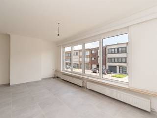<p><span>’Recently renovated and ready to welcome new residents—that perfectly describes this bright, spacious apartment in Zwijndrecht. It’s ideally located just outside the city, featuring two bedrooms and a lovely little terrace.</span></p><p><span> </span></p><p><span>’Located on a quiet street within walking distance of Blancefloerlaan, you’ll find this renovated apartment in this small-scale building. Through the common hallway with its retro stone spiral staircase, you head to the first floor, where you enter the apartment into the large entryway that connects all the rooms.</span></p><p><span> </span></p><p><span>Sun-drenched living space</span></p><p><span>’The light gray tile floor flows seamlessly throughout the apartment and contrasts beautifully in the hall with the authentic built-in wooden cabinet. Through the double frosted-glass doors, you enter the L-shaped living area, which, at 32 m², is quite spacious. Although the 4.20-meter-wide facade certainly plays a part in that! So you have more than enough space here for a large corner sofa, a dining area, and even a small desk nook. Also nice: the marble windowsills found throughout—perfect for displaying plants—and the decorative moldings on the ceiling.</span></p><p><span>Adjacent to this is the fully equipped kitchen, featuring a 4-burner gas stove, range hood, oven, double sink, large refrigerator, freezer, and plenty of cabinet space.</span></p><p><span>Back in the hallway, you’ll find a spacious tiled bathroom, featuring a large walk-in shower, a wall-mounted toilet, a sink with a mirror, lighting, and a vent.</span></p><p><span>There is also a utility room, where the boiler is neatly concealed and you’ll find the connections for your washer and dryer.</span></p><p><span>Finally, at the quiet rear of the property, you’ll find a first, smaller bedroom with direct access to the cozy terrace—complete with lighting—and a large bedroom, both offering views of the green gardens below.</span></p><p><span> </span></p><p><span>Quiet, yet so close to the city</span></p><p><span>Here in this residential neighborhood on the border of Burcht and Zwijndrecht, you can enjoy peaceful living while still being centrally located, thanks to a variety of shops, a Lidl, schools, and parks nearby, as well as public transportation. With tram 3—just 500 meters from your front door—you’ll be at Groenplaats in 10 minutes! The well-known Blancefloerlaan is just around the corner, so from here you can easily get onto the Ring Road, heading toward St.-Niklaas, Ghent, or Antwerp.</span></p><p><span> </span></p><p><span> </span></p><p><span> </span></p><p><span> </span></p><p><span> </span></p><p><span> </span></p>