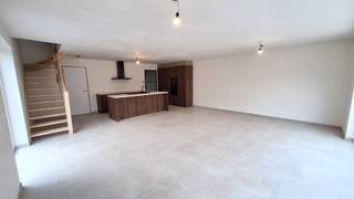 <strong>Halfopen nieuwbouwwoning te koop – Monica Vancloosterstraat, Roeselare (Beveren)</strong><br /><br />Deze moderne<strong> halfopen nieuwbouwwoning </strong>maakt deel uit van een stijlvol nieuwbouwproject in de rustige Monica Vancloosterstraat te Roeselare (Beveren).<br />Met een perceel van <strong>279 m²</strong> en een doordachte indeling biedt deze woning comfort, ruimte en energiezuinig woonplezier.<br /><br /><strong>Indeling gelijkvloers</strong><br />Via de inkomhal kom je binnen in de <strong>lichtrijke leefruimte met open keuken</strong>, ontworpen voor maximaal licht en een ruimtelijk gevoel. Aansluitend bevindt zich een <strong>grote berging van 10 m²</strong>, ideaal als voorraad- of wasruimte.<br />De woning beschikt verder over een <strong>tuinberging, carport, ruime oprit, terras</strong> en een aangelegde tuin — perfect om meteen zorgeloos te genieten van je nieuwe thuis.<br /><br /><strong>Indeling verdieping</strong><br />Op de bovenverdieping vind je een functionele <strong>nachthal</strong>, die ook de mogelijkheid biedt om een <strong>bureau of werkhoek</strong> te creëren.<br />Daarnaast zijn er <strong>drie slaapkamers</strong> (17 m², 9 m² en 9 m²) en een volledig uitgeruste badkamer met<strong> inloopdouche, ligbad en dubbel lavabomeubel</strong>. Een <strong>afzonderlijk toilet </strong>en bovenberging maken deze verdieping volledig.<br /><br /><strong>Energiezuinig &amp; modern</strong><br />Zoals de andere woningen in het project is ook deze woning <strong>energiezuinig </strong>(E-peil ≤ 30) en uitgerust met <strong>zonnepanelen</strong>, een <strong>warmtepomp </strong>en <strong>vloerverwarming</strong>.<br />Dankzij deze technieken geniet je van een laag energieverbruik en een toekomstgerichte woning.<br /><br /><strong>Topligging</strong><br />De woning ligt in een rustige, nieuwe woonomgeving in Beveren (Roeselare), met:
<ul>
	<li><strong>Snelle verbinding naar de E403</strong> (Brugge – Kortrijk)</li>
	<li><strong>Vlotte bereikbaarheid van het centrum van Roeselare</strong></li>
	<li>Winkels, scholen en sportfaciliteiten in de buurt</li>
	<li>Een kindvriendelijke woonomgeving met groene accenten</li>
</ul>
<br /><strong>Perceel: 279 m²</strong><br /><br />* Foto's binnenzijde van een gelijkaardige woning *<br /><br />Neem contact voor een vrijblijvend bezoek via <strong>051 21 11 11</strong> of <strong>matias@imfiro.be</strong>