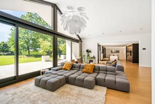 Ontdek deze uitzonderlijke villa, prachtig gelegen in het groene en gegeerde Oud-Turnhout. Dit unieke eigendom werd in 2018 compleet gerenoveerd...