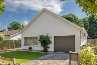 De vermelde prijs is een richtprijs.Ontdek jouw nieuwe thuis in het hart van Brasschaat! Deze instapklare en verrassend ruime (laagbouw)woning...