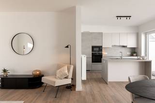Energiezuinige nieuwbouwwoning op een Zuid gericht perceel van 130m2. De woning staat momenteel winddicht gebouwd en kan afgewerkt worden binnen de 6 maand na het maken van alle afwerkingskeuzes.De interieurafwerking van de woning is volledig op maat te kiezen a.d.h.v. ruime afwerkingsbudgetten. De woning is uitgerust met een ruim pakket aan energiezuinige technieken zoals warmtepomp, ventilatie D, vloerverwarming op beide verdiepingen,... . Op het gelijkvloers beschikt de woning over een inkom met gastentoilet, een praktische wasplaats en een open leefruimte. Op de eerste verdieping bevinden zich 3 slaapkamers, een dressing en een badkamer met bad+douche. De zolder is toegankelijk met een vaste trap. De woning wordt gebouwd in het nieuwbouwproject in de Bergmolenstraat te Melsele. In totaal worden daar 12 halfopen en gesloten woningen gebouwd . Zie jij jezelf hier wonen? Bel Ewout op 0497 588 888 of mail naar contact@huysmanbouw.be voor meer informatie. Meer info over het project op huysmanbouw.be