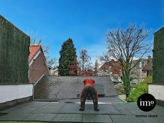<p>Immo Store presenteert dit UITZONDERLIJK RUIME en VEELZIJDIGE PAND in Sint-Agatha-Berchem. Voor €599.000 biedt deze eigendom ca. 350 m² BEWOONBARE OPPERVLAKTE, een GROTE GARAGE, indrukwekkend ATELIER en meerdere TERRASSEN. Bovendien kunnen kandidaat-kopers, indien zij aan de voorwaarden voldoen, potentieel genieten van het BRUSSELSE ABATTEMENT. Het pand is ONMIDDELLIJK INSTAPKLAAR en ideaal voor wie WONEN EN WERKEN wil combineren. Het gelijkvloers beschikt over keuken, badkamer, nieuwe wandketel, garage en een GROOT ATELIER met tal van mogelijkheden. Op de eerste verdieping bevinden zich een ZEER RUIME LIVING met parket en maatkasten, een NIEUWE KEUKEN met nieuwe toestellen, airconditioning en elektrische gordijnen. Het OVERDEKTE TUSSENTERRAS met geïsoleerd dak (18 cm) en verwarming vormt een aangename extra leefruimte in elk seizoen. De tweede verdieping beschikt over een VOLLEDIG INGERICHTE KEUKEN, extra kamers en een bureau met DAKTERRAS met zicht op een groene zone. Stedenbouwkundig erkend als TWEE WOONEENHEDEN. Centrale ligging nabij BASILIX, station, winkels, openbaar vervoer en belangrijke invalswegen. Een ZELDZAME combinatie van RUIMTE, COMFORT en MOGELIJKHEDEN! <span>Mis deze unieke IMMO STORE kans niet, en plan vandaag nog je bezoek! Bel ons op 02/203.03.03 of stuur een mail naar </span><span>info@immo-store.be</span><span><span>!</span></span></p>