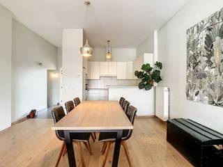 Prachtig ruim en lichtrijk appartement te huur in hartje Brugge op wandelafstand van de Markt, winkels, stadsparken,... Het appartement te huur biedt u 2 slaapkamers en een ruime zonnige woonkamer.Indeling: - 2°V.: inkomhal (7m²) - woonkamer (40 m²) - open keuken voorzien van inductie kookplaat, dampkap, frigo met diepvriesvakje, vaatwas en oven (8 m²) - berging met aansluiting wasmachine (9m²) - balkonterras bij de slaapkamer - twee slaapkamers (18 m² - 14 m²) - badkamer voorzien van douche, ligbad, toilet en lavabo (8 m²). Algemeen:- Huurprijs: €1000,00/maand - Provisie gemeenschappelijke kosten: €100,00/maand- Beschikbaar vanaf 02/2026Troeven:- Lichtrijk- Centraal gelegen &amp; omgeven door winkels- RuimDe snelste manier om een bezoek te brengen aan dit pand? Vraag je bezoek aan via de roze knop op onze website (www.dewaele.com) en je wordt gecontacteerd door één van onze verhuurexperten.