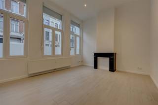 <p><span>Vraag hieronder je bezichtiging aan:</span></p><p><span><span>https://boltimmo.mijnhuurprofiel.be/property/97b35ff8-358a-4efd-a603-3845fba0c105</span></span></p><p><span> </span></p><p><span>Deze studio is gelegen in de </span><span>Goudbloemstraat</span><span> in centrum Antwerpen. </span><span>De </span><span>ligging is super centraal </span><span>met supermarkten, restaurants, openbaar vervoer op wandelafstand. Vlakbij het Centraal Station, het Eilandje, de studentenbuurt en Park Spoor Noord.</span></p><p><span> </span></p><p><span>Indeling:</span></p><p><span>Op de gelijkvloerse verdieping van dit gebouw vinden we deze studio te huur. We betreden de studio via de keuken dewelke is uitgerust met een koelkast, diepvries, kookvuur, dampkap en spoelbak. De keuken geeft aansluitend toegang tot de badkamer, deze beschikt over een douche en lavabo. Er is een privatief toilet, maar deze is bereikbaar via de inkomhal. Aan de voorzijde van het appartement bevindt zich de leef-, eet- en slaapruimte</span></p><p><span> </span></p><p><span>Algemeen gebouw:</span></p><p><span>- gemeenschappelijke kosten: forfait 50 euro per maand</span></p><p><span>- provisie verwarming: provisie 75 euro per maand<br />- elektriciteit en water op eigen meter</span></p><p><span> </span></p><p><span>Beschikbaar vanaf 1 oktober 2026.</span></p><p><span> </span></p><p><span>Ben jij geïnteresseerd in deze studio te huur in centrum Antwerpen, ben je op zoek naar ander vastgoed of wens je de waarde van jouw eigendom te kennen? Dan ben je bij BOLT Immo aan het juiste adres! Wij helpen jou graag verder.</span></p>