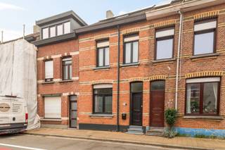 Sommige woningen hoef je niet opnieuw uit te vinden. Je moet ze vooral met respect voor hun karakter naar vandaag brengen. En dat is hier precies gebeurd.<br />Deze authentieke woning in het centrum van Kapellen werd volledig professioneel gerenoveerd en is helemaal instapklaar. <br />Originele elementen bleven behouden en werden gecombineerd met een hedendaagse afwerking, veel wooncomfort en een energiezuinig karakter.<br />Via de aparte inkomhal kom je binnen in de woonkamer. Verderop vind je de volledig vernieuwde maatwerkkeuken: modern, goed uitgerust en praktisch ingericht. Op het gelijkvloers is er ook een gastentoilet. Achteraan ligt de compacte tuin, voorzien van een nieuwe omheining. Onderhoudsvriendelijk, maar toch je eigen stukje buiten.<br />Op de tussenverdieping bevindt zich een doorloopkamer die vandaag als dressing is ingericht, samen met de ruime badkamer. Een verdieping hoger zijn er twee volwaardige slaapkamers. En we zijn er nog niet: ook op de tweede verdieping vind je nog eens twee ruime slaapkamers.<br />Vier slaapkamers dus. Ruimte voor een gezin, een thuiskantoor, hobbykamer of gewoon wat extra ademruimte.<br />En de ligging? Die maakt het plaatje compleet. Je woont centraal in Kapellen, met winkels, scholen, openbaar vervoer én de fietsostrade vlakbij. De auto wat vaker laten staan wordt hier plots heel eenvoudig.<br />Een woning met een verleden, maar helemaal klaar voor haar volgende hoofdstuk. <br />Instapklaar, energiezuinig en met de charme die je bij nieuwbouw nu eenmaal niet kan bijbouwen.<br /><br />Kopen aan 2% registratierechten nog mogelijk ! Beschikbaar 1/6/2027