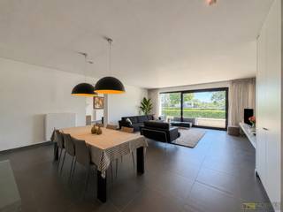 Ruim en instapklaar APPARTEMENT of met mogelijkheid voor praktijk en/of VRIJ BEROEP op een TOPLIGGING aan de Schelde, in het centrum van Oudenaarde. Met een bruikbare oppervlakte van ca. 167 M², een HOOGWAARDIGE AFWERKING, VEEL NATUURLIJKE LICHTINVAL en een PRACHTIG ZICHT OP HET WATER biedt deze eigendom een professionele en aangename werkomgeving. De functionele indeling leent zich uitstekend voor kantoren, consultatieruimtes of een praktijk, terwijl 2 RUIME TERRASSEN extra comfort bieden. Bovendien zijn er 2 ONDERGRONDSE AUTOSTAANPLAATSEN, verplicht aan te kopen bovenop de vraagprijs, en beschikt de eigendom over een GUNSTIG EPC-LABEL B. Mits goedkeuring van de bevoegde overheid voor een FUNCTIEWIJZIGING vormt dit een uitstekende opportuniteit voor een kantoor- of praktijkruimte op een vlot bereikbare toplocatie.<br /><br />Adres: Adriaan Brouwerstraat 13 bus 101 te Oudenaarde<br /><br />EPC: 115kWh/m², G-score en P-score A, Geen renovatieverplichting van toepassing, Bestuursmaatregelen in het maatregelenregister: Nee