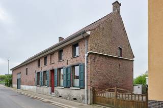 Op wandelafstand van het centrum Oetingen, kan u deze charmante pastorijwoning terugvinden in de toepasselijke Pastoriestraat. Traditioneel...