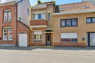 Welkom in de Torhoutsestraat 8 in Ruddervoorde, een woning met heel wat potentieel op een centrale ligging. Op wandelafstand vindt u supermarkten, bakkers, slagers, scholen, openbaar vervoer en tal van andere voorzieningen.<br /><br />De woning werd reeds volledig gestript en is klaar om naar eigen smaak en wensen afgewerkt te worden. Bovendien werd er al een volledig nieuw dak geplaatst, geïsoleerd volgens de huidige normen, wat een belangrijke investering vertegenwoordigt.<br /><br />Momenteel beschikt het gelijkvloers over een voorplaats en een leefruimte. Volgens de reeds uitgewerkte plannen kan de leefruimte worden uitgebreid naar een achterliggende aanbouw, waar de keuken is voorzien. Op de eerste verdieping bevinden zich momenteel twee slaapkamers en een vaste trap naar de zolderverdieping.<br /><br />Er werd reeds een architecturaal ontwerp opgemaakt met een praktische indeling bestaande uit twee slaapkamers en een badkamer op de eerste verdieping, aangevuld met een ruime derde slaapkamer op de zolderverdieping.<br /><br />Een absolute troef van deze eigendom is de diepe, zonnige tuin waar u de hele dag van de zon kunt genieten. Achteraan is er bovendien een uitweg via de Hofstraat, ideaal voor het creëren van een garage of een private parkeerplaats.<br /><br />De vermelde prijs is een richtprijs; elk bod wordt voorgelegd aan de eigenaar, die het recht heeft dit te aanvaarden of te weigeren.<br /><br />Neem voorsprong met een vrijblijvende schatting via:<br />www.residentievastgoed.be/gratisonlineschatten