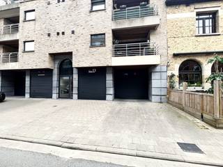 <strong>Ruim appartement met garage in het hart van Roeselare</strong><br />Op zoek naar een comfortabel appartement op een toplocatie? Dit ruime appartement, gelegen op de derde verdieping van Residentie Ieperpoort, bevindt zich in het bruisende centrum van Roeselare, op wandelafstand van winkels, horeca, openbaar vervoer en alle dagelijkse voorzieningen.<br />Via de inkomhal komt u in de lichtrijke leefruimte met gezellige eetplaats. De ruime, volledig uitgeruste keuken beschikt over alle nodige toestellen en sluit aan op een praktische berging. Verder omvat het appartement een apart gastentoilet, twee volwaardige slaapkamers en een badkamer met ligbad en lavabo. Het aangename terras vormt de ideale plek om even tot rust te komen.<br />Als extra troef is een afgesloten garage inbegrepen in de huurprijs. Ook de syndickosten zijn volledig inbegrepen, zodat u niet voor verrassingen komt te staan.<br />Beschikbaar vanaf 1 september.<br />Interesse in dit centraal gelegen en instapklare appartement? Neem vandaag nog contact op en vul uw gegevens in via Zimmo, Immoweb, Immoscoop.<br />We nemen dan snel contact op met u.