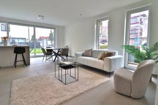 <p><span>Leuke, lichtrijke halfopen woning in centrum Marke</span></p><p><span> </span></p><p><span>Kom deze nieuwbouwwoning ontdekken, bestaande uit inkom met apart toilet, ruime woonkamer met open keuken en XL berging. Op de eerste verdieping zijn drie slaapkamers, een apart toilet en ruime badkamer met dubbele wastafel, inloopdouche en bad. </span></p><p><span> </span></p><p><span>Als berging is een grote zolder beschikbaar.</span></p><p><span> </span></p><p><span>Gezellige tuin met een zij-uitweg, super handig voor de fiets!!</span></p><p><span> </span></p><p><span>De woning heeft een E-peil 20 is voorzien van vloerverwarming, zonnepanelen en ventilatiesysteem D, energiezuinig woongenot!! </span></p><p><span> </span></p><p><span>Er is tevens nog de mogelijkheid tot het bijkopen van een autostaanplaats.</span></p><p><span> </span></p><p><span>- Nieuw en direct instapklaar<br />- EPC A /  E-peil 20: vloerverwarming / zonnepanelen <br />- Gezellige tuin met uitweg</span></p>