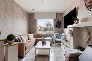<p><span>Gezellige instapklare starterswoning met oprit en tuintje te Baasrode bij Dendermonde.</span></p><p><span> </span></p><p><span>Deze eigendom is op enkele minuten verwijderd van het centrum van Baasrode, openbaar vervoer en nabij de leuke fiets en wandelroutes nabij de Schelde en Vlassenbroek. </span></p><p><span> </span></p><p><span>Deze gezinswoning is opgetrokken en gebouwd in het jaar </span><span>ca. 1930 </span><span>en grondig gerenoveerd in </span><span>2009</span><span>. </span><span>De woning is gelegen op een gezellig grondperceel van </span><span>2are </span><span>en heeft een bruikbare vloeroppervlakte van </span><span>129 m². </span><span>Deze woning biedt een comfortabele leefruimte en is ideaal voor gezinnen die op zoek zijn naar een aangename woonomgeving.</span></p><p><span> </span></p><p><span>Achter deze instapklare woning schuilt een woning met als indeling een inkomhal, ruime leef- en woonruimte met gezellige gaskachel, verder bevindt er zich een ruime open en duurzame geïnstalleerde keuken voorzien van alle nodige toestellen inclusief groot eiland met eetgedeelte dat volledig is voorzien van een natuursteen tablet.</span></p><p><span> </span></p><p><span>Achteraan is er een moderne ingerichte badkamer voorzien van inloopdouche, meubel en een toilet, alsook is er ook nog een droge kelder voorzien die als berging/wasplaats wordt gebruikt.</span></p><p><span>Op de 1ste verdieping zijn er maar liefst 2 slaapkamers en alsook is er vaste trap voorzien naar de zolderverdieping die ook volledig is afgewerkt als 3e grote volwaardige slaapkamer.</span></p><p><span> </span></p><p><span>Buiten bevindt zich een prachtig aangelegd zonneterras voor de gezellige barbecue avonden met vrienden of familie, alsook een afgewerkt tuinhuis achteraan aanwezig. Als meerwaarde heeft dit </span><span>PARELTJE</span><span> een afzonderlijke aangelegde oprit voor 2 wagens vooraan (geen parkeerproblemen !), alsook biedt deze woning een achteruitweg achteraan wat zeer praktisch is voor eventueel tuinafval of met fietsen weg zou willen.</span></p><p><span> </span></p><p><span>De verwarming is voorzien van accumulerende gaskachel op het gelijkvloers en alsook is er een warmtepomp voorzien met 3 binnen units die passief werken om te verwarmen en koelen voor de warme zomers.</span></p><p><span>Recent is er nog een een nieuwe condensatie ketel geplaatst </span><span>"</span><span>CE HR-TOP van vaillaint </span><span>"</span><span>. </span></p><p><span> </span></p><p><span>Elektriciteit volledig </span><span>CONFORM</span><span> volgens het </span><span>AREI </span><span>| ramen in pvc met dubbel </span><span>HR-glas</span><span> | mooie energiewaarde van </span><span>274 Kwh/m²</span><span> jaar en een </span><span>LABEL C </span><span>waardoor U kan genieten van een laag energieverbruik en ook </span><span>GEEN </span><span>renovatieplicht hebt in deze woning.</span></p><p><span> </span></p><p><span>Aankoop reeds mogelijk met </span><span>2 % registratierechten</span><span> voor eigen bewoning of wie opzoek is naar een opbrengst eigendom met een netto huur </span><span>rendement van 3% </span><span>(Momenteel verhuurd aan een droom huurder voor 863 euro per maand).</span></p><p><span> </span></p><p><span>Vlakbij het centrum van Baasrode (Dorpsplein), bushalte, scholen en winkels. </span><span>AANRADER</span><span> = wees </span><span>SNEL</span><span> !!</span></p><p><span> </span></p><p><span>Voor meer info of een bezoek op onze bezoekdag maak uw afspraak: <span>info@immotwins.be</span></span><span> - 052/55.55.55.</span></p><p><span> </span></p>