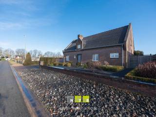 <p><strong>KARAKTERVOLLE WONING MET LOODS EN WEIDE OP EEN RIANT PERCEEL VAN 68A24CA TE BOCHOLT</strong><strong><br /><br />TROEVEN<br /></strong>- Rustige, landelijke ligging op slechts 3 km van de Nederlandse grens.<br />- Omgeven door achterliggend agrarisch gebied; ideaal voor wie rustig wil wonen.<br />- EPC-label B: energiezuinige woning!<br />- Zonnepanelen incl. certificaten. <br />- Woning afgewerkt in hoogwaardige materialen en ruim voorzien van maatkasten.<br />- Kantoorruimte met maatkasten.<br />- 2 badkamers (1 op het gelijkvloers). <br />- Infrarood sauna en Finse sauna.<br />- Beklinkerd zonneterras. <br />- Zeer ruim perceel.<br />- Loods van ca. 400m².<br />- Naastgelegen weide met perceelopp. 55a58ca.<br />- Vrijstaande garage.<br /><strong><br />KELDERVERDIEPING -1<br /></strong>- Kelderruimte 1 (13,92m²).<br />- Kelderruimte 2 (9,67m²). <br /><strong><br />GELIJKVLOERS 00 <br /></strong>- Inkomhal (2,76m x 4,68m = 12,91m²): trap naar de 1ste verdieping, vloer in natuursteen. <br />- Woonkamer ((7,95m x 3,50m) + (4,00m x 3,90m) = 43,42m²)): vloer in natuursteen. <br />- Keuken ((4,10m x 3,91m) + (1,00m x 1,20m) = 17,23m²)): geïnstalleerde keuken (koelkast, spoelbak, onder- en bovenkasten, lades, kolomkast, oven, microgolfoven, vaatwasser, koffiemachine Miele, Corian werkblad); kookeiland (inductiekookplaat, dampkap, aangehechte tafel).<br />- Toilet (1,22m x 1,36m = 1,65m²): hangtoilet, inbouwkasten in notelaar, lavabo, tegelvloer.<br />- Wasplaats (2,59m x 2,33m = 6,03m²): aansluitingen wasmachine en droogkast, meubel met enkele lavabo met spiegelkast, deels wandbetegeling, inbouwkasten, tegelvloer<br />- Bureau (3,68m x 3,85m = 14,16m²): eiken inbouwkasten, bureautafel, alles in fineerhout, tegelvloer<br />- Sas ((5,54m x 0,97m) + (1,22m x 1,22m) = 6,85m²)): tegelvloer<br />- Badkamer 1 (2,67m x 3,76m) = 10,03m²): ligbad afgewerkt met marmer, aparte douche, wandbetegeling, tegelvloer. <br /><strong><br />VERDIEPING +01 <br /></strong>- Overloop (5,00m x 4,73m = 23,65m²): inbouwkasten, houten eiken trap naar het gelijkvloers, parketvloer<br />- Badkamer (1,81m x 3,45m = 6,24m²): douche, badkamermeubel (enkele lavabo, onderkast, spiegelkast, lades &amp; kolomkast), inbouwkast, wc, travertinvloer.<br />- Slaapkamer 1 (4,07m x 4,80m = 19,53m²): dressing + inbouwkasten, aansluiting TV, parketvloer.<br />- Slaapkamer 2 (3,40m x 3,46m = 11,76m²): inbouwkasten, parketvloer.<br />- Slaapkamer 3 (5,95m x 3,50m = 20,82m²): inbouwkasten, wandmeubel met glazen leggers, spiegel, verlichting, parketvloer.<br />- Sauna (1,50m x 1,70m = 2,55m²): Finse sauna en infrarood sauna. <br /><strong><br />ZOLDERVERDIEPING +02 | </strong>bereikbaar via zolderluik, betonvloer. <br /><strong><br />EXTERIEUR<br /></strong>- Beklinkerd terras. <br />- Garage (35,05m²): houten poort met automatisatie, grondwaterpomp, zolder toegankelijk via vaste trap, tegelvloer.<br />- Ruime oprit naar de garage met steentjes. <br />- Weide: 55a58ca (hout- en metaaldraad achterkant weide). <br />- Omheining.<br /><br /><span>LOODS / WERKATELIER:</span><br />> ruimte 1 (5,63m x 6,73m = 37,88m²): sectionaal en niet-automatische poort, betonvloer.<br />> ruimte 2 (13,90m x 14,50m = 201,55m²): betonvloer. <br />> ruimte 3 (4,32m x 2,39m = 10,32m²): berging (mazoutketel). <br />> ruimte 4 (6,46m x 8,37m = 54,07m²): betonvloer.<br />> ruimte 5 (0,46m x 12,23m = 5,62m²): houten vloer.<br /><br /><strong>51 ZONNEPANELEN sinds 14 december 2009. <br /></strong>- Opbrengst : 10.000 kWh (certificaten geldig tot 2030/worden overgedragen aan koper.) <br />- In de verkoopprijs zit het zonnepanelensysteem begrepen (zonnepanelen, omvormer, collectoren, ...).<br /><strong><br />Bekijkt u deze advertentie via een aanverwante vastgoedsite, surf dan zeker naar onze website www.N78vastgoed.be voor een uitgebreide beschrijving en foto's. Meer info: +32 (0)89 86 18 88 of info@N78vastgoed.be.</strong></p>
<p></p>
<p></p>