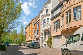 Dit karaktervol en ruim herenhuis met prachtige authentieke gevel bevindt zich in een rustige buurt van Oostende, op wandelafstand van zee/strand, diverse winkels en openbaar vervoer. <br /><br />De woning combineert charme met functionaliteit en biedt tal van mogelijkheden, zowel voor een groot gezin als voor het uitoefenen van een vrij beroep of praktijkruimte.<br /><br />Indeling:<br /><br />Stijlvolle inkomhall, lichtrijke woonkamer, ingerichte leef-keuken met directe toegang tot terras en via een trap bereik je de grote zonnige tuin, 4 afzonderlijk toiletten (1 op elk verdiep), badkamer met dubbele wastafel, ligbad en inloopdouche, bureau of praktijkruimte, 5 slaapkamers, berging, zolder met vaste trap (mogelijkheid tot 2 extra kamers), benedenverdieping voorzien van diverse polyvalente ruimtes, bergruimte en wasplaats, grote zonnige aangelegde tuin met terras, aankoop garagebox mogelijk in de straat. <br /><br />- Elektriciteit conform<br />- Centrale verwarming op aardgas<br />- Geïsoleerd dak<br />- Ook geschikt voor vrij beroep of praktijkruimte<br /> - Veel ruimte en indelingsmogelijkheden<br />- Mogelijkheid tot aankoop garagebox (€35.000).