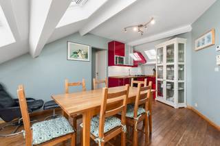 <p>Te koop: instapklaar appartement in Koksijde, gelegen aan de Arthur Frèrelaan, in een rustige villawijk nabij het centrum en het openbaar vervoer.<br />Dit appartement biedt drie volwaardige slaapkamers, ideaal voor gezinnen of wie extra ruimte zoekt. Dankzij het ontbreken van een lift geniet u van lage gemeenschappelijke kosten, en de woning is volledig instapklaar zodat u meteen kunt verhuizen. De groene omgeving en de centrale ligging maken dit een comfortabele en praktische woonplek.</p>

<p> </p>

<p>Belangrijkste ruimtes:<br />• Gezellige woonkamer met veel lichtinval<br />• Functionele keuken met voldoende opbergruimte<br />• Drie slaapkamers, elk met een eigen sfeer<br />• Badkamer met douche en wastafel<br />• Apart toilet</p>

<p> </p>

<p>Troeven:<br />• 3 slaapkamers – ruimte voor gezin, gasten of bureau<br />• Geen lift = lage kosten<br />• Instapklaar – direct bewoonbaar</p>

<p> </p>

<p>Neem vandaag nog contact op met uw ERA-makelaar voor een bezoek.<br />058 51 23 23 of op christian@eraservimo.be<br />JOUW DROOMAPPARTEMENT. ZO GEVONDEN!</p>