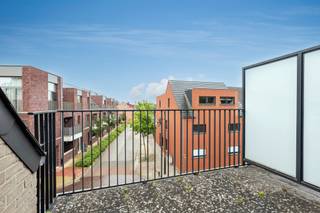 <div><span><span>Serviceflat in centrum Arendonk op de bovenste verdieping met terras en 1 slaapkamer.<br /></span></span></div>
<div><span><span>Gelegen in het centrum van Arendonk met winkels, restaurants en openbaar vervoer.</span></span></div>
<div><span><span> </span></span></div>
<div><span><span>Omschrijving:</span></span></div>
<div><span><span>Het appartement ligt op de bovenste verdieping en is te bereiken via lift.<br />De inkomhal komt uit in de leefruimte. Deze mooie open ruimte is opgedeeld in een zithoek, eethoek en open keuken met aanpalende berging. De keuken is volledig geïnstalleerd en de berging doet dienst als wasplaats en technische ruimte. Naast de leefruimte bevindt zich de ruime slaapkamer met toegang tot het terras en een aanpalende badkamer. De moderne badkamer is voorzien van een douche, toilet en wastafel. Alle ruimtes en deuren zijn tevens aangepast aan rolstoel gebruikers.</span></span></div>
<div><span><span> </span></span></div>
<div><span><span>Het gebouw is alsook voorzien van een gemeenschappelijke ontspanningsruimte.<span> </span></span></span></div>