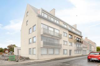Dit verzorgde 2-kamerappartement, gelegen op het tweede verdiep, bevindt zich op een centrumlocatie, op wandelafstand van winkels en horeca. Het appartement is in een zeer goede staat en werd geschilderd. Aan de living zijn er screens waardoor het in de zomer er aangenaam vertoeven is. <br />De badkamer werd volledig vernieuwd en beschikt over moderne voorzieningen. Ook de brander is recent, wat zorgt voor een energiezuinige verwarming en een EPC-label B!<br /><br />Bestaande uit:<br />Inkomhal - Living met aanpalend terras - Ingerichte keuken met aanpalend terras - 2 ruime slaapkamers - Vernieuwde badkamer met inbouwlavabo en inloopdouche, aansluiting wasmachine - Apart toilet.<br /><br />Extra troeven van dit appartement te koop:<br />* Ligging: pal in het centrum van Poperinge<br />* 2 grote slaapkamers<br />* Geschilderd en instapklaar<br />* Conforme elektrische keuring<br />* Zonnescreens<br />* Recente brander<br />* EPC label B<br /><br />Contacteer ons vandaag nog voor meer informatie of een bezoek!<br /><br />Bestuursmaatregelen in het maatregelenregister: nee<br /><br />Deze AI-visualisaties zijn bedoeld als inspiratie. Er werd geen rekening gehouden met technische specificaties, stedenbouwkundige voorschriften of de concrete mogelijkheden tot realisatie.