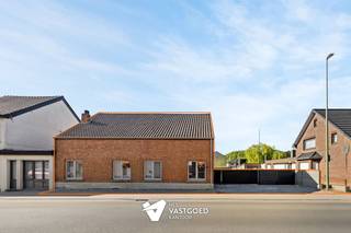 <p><span>Recent gerenoveerde woning met 3 slaapkamers op perceel van 8 are op centrale ligging in Beringen (Stal).</span></p><p><span> </span></p><p><span>Belangrijkste troeven: </span></p><p><span>- Centrale ligging</span></p><p><span>- Kwalitatief gerenoveerd</span></p><p><span>- Gelijkvloerse woning</span></p><p><span>- Zolder met vaste trap en zeer veel potentieel</span></p><p><span>- Ruime tuin</span></p><p><span>- 3 slaapkamers</span></p><p><span> </span></p><p><span>Bekijk zeker ook de grondplannen met de afmetingen. Zo krijgt u van thuis uit al een perfect beeld van wat deze woning te bieden heeft!</span></p><p><span> </span></p><p><span>Wenst u meer info of een vrijblijvende bezichtiging, contacteer dan ons kantoor op het nummer 011 85 15 15 en wij helpen u graag verder. </span></p>