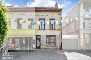 woning op wandelafstand van de Grote Markt en de vernieuwde winkelstraat van Sint-Niklaas. Recht tegenover de woning ligt het Jef Burmpark, ideaal voor ontspanning en groen uitzicht.Gelijkvloers met leefruimte, ingerichte keuken, badkamer (douche, lavabo en toilet), terras en kelder.Op de eerste verdieping bevinden zich 2 slaapkamers.De woning is overal voorzien van dubbele beglazing en combineert een centrale ligging met praktisch wooncomfort.Ideaal voor starters, koppels of als investering.