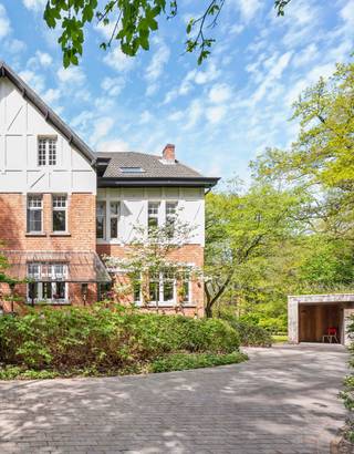 Ontdek deze charmante herenwoning in Brasschaat, gelegen in een rustige en private omgeving, omgeven door een prachtige tuin waar het...