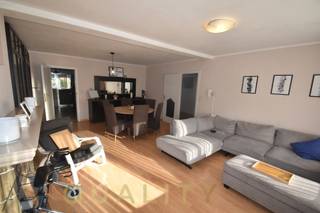 Dit aangename appartement van +/-95 m² bevindt zich op de eerste verdieping van een kleinschalig gebouw (zonder lift) en geniet van een...