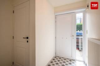 In een residentiële omgeving, op slechts 15 minuten fietsen van Gent-centrum, vinden we deze alleenstaande woning met EPC-label B en een...