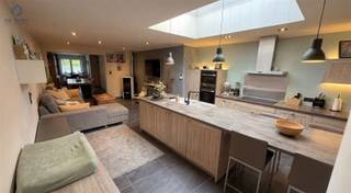 <h3><span>Instapklare gezinswoning met 3 slaapkamers, ruime tuin en private oprit</span></h3><p><span>Ontdek deze verzorgde en instapklare woning op een toplocatie, recht tegenover het prachtige provinciaal domein De Gavers. Dankzij de ruime leefruimtes, drie slaapkamers en zonnige tuin biedt deze woning alle comfort voor wie op zoek is naar een aangename gezinswoning.</span></p><p><span>Indeling</span></p><p><span>Gelijkvloers</span><span><br />Via de inkomhal met gastentoilet betreedt u de ruime en lichtrijke leefruimte met open keuken. De badkamer is volledig uitgerust met een lavabomeubel, ligbad en comfortabele inloopdouche. Aansluitend bevindt zich een ruim terras met stijlvol lamellendak, ideaal om het hele jaar door van het buitenleven te genieten.</span></p><p><span>Eerste verdieping</span><span><br />De nachthal geeft toegang tot twee ruime slaapkamers, waarvan één beschikt over een praktische dressing. Op deze verdieping bevindt zich eveneens een apart toilet.</span></p><p><span>Tweede verdieping</span><span><br />De zolderverdieping werd ingericht als een volwaardige derde slaapkamer met een charmante mezzanine, ideaal als slaap-, werk- of hobbyruimte.</span></p><p><span>Troeven van deze woning</span></p><ul><li><span>Instapklaar en uitstekend onderhouden </span></li><li><span>3 volwaardige slaapkamers </span></li><li><span>Ruime en lichtrijke leefruimte </span></li><li><span>Grote tuin met terras en lamellendak </span></li><li><span>Private oprit </span></li><li><span>Elektrische installatie conform AREI </span></li><li><span>EPC-label B geen renovatieverplichting </span></li><li><span>Asbestveilige woning, enkel tuinhuis dak is asbest.</span></li><li><span>Unieke ligging tegenover provinciaal domein De Gavers </span></li></ul><p><span>Bent u op zoek naar een energiezuinige, instapklare woning op een uitstekende locatie? Dan is deze eigendom zeker een bezoek waard.</span></p><p><span>Interesse?</span><span> Reageer op de advertentie voor meer informatie of een bezoek. Wij nemen vervolgens contact met u op om een afspraak in te plannen.</span></p>