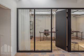 Prachtige<strong> co-working space</strong> nabij het centrum van Gent en tal van invalswegen waar creativiteit en ondernemerschap gestimuleerd worden! <br />De kantoorruimte met een oppervlakte van<strong> 65 m²</strong> is stijlvol ingericht en aangekleed met kunstwerken van <strong>Gentse Kunstenaars</strong>.<br /><br />Het instapklare kantoor betreft een lichtrijke <strong>open space </strong>voorzien van <strong>10 werkplaatsen</strong>. Ook andere oppervlaktes mogelijk. Aanwezigheid van oa. een vergaderzaal, eventzaal, keuken en sanitair. De moderne ruimte situeert zich in een kwalitatief kantoorgebouw met leuke uitstraling en een gezellige stadstuin.<strong> Ruime parkeermogelijkheid bij het gebouw</strong>. Tevens vlot bereikbaar met het openbaar vervoer. <strong>Onmiddellijk beschikbaar</strong>! Prijs is <strong>ALL INCLUSIVE</strong> (internet, verwarming, water,...). Vestig uw bedrijf op deze unieke toplocatie!<br /><br />Contacteer <strong>PANORAMA B2B</strong> voor bijkomende inlichtingen of een vrijblijvend plaatsbezoek <strong>0477 44 39 30</strong>.