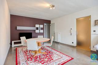 <p><strong>Centraal gelegen appartement in Retie</strong></p>
<p>Dit instapklare appartement bevindt zich in het hart van Retie, op wandelafstand van de markt. Met een bewoonbare oppervlakte van 81 m².</p>
<p>De ruime woonkamer sluit aan op de volledig uitgeruste keuken, voorzien van een microgolfoven, elektrische kookplaat, koelkast en vaatwasser. Aangrenzend bevindt zich een handige berging met de nodige aansluitingen voor wasmachine en droogkast.</p>
<p>Het appartement beschikt verder over twee volwaardige slaapkamers, een moderne badkamer met inloopdouche en badkamermeubel, alsook een apart toilet.</p>
<p>Als extra troef is er een garagebox inbegrepen, uitgerust met een elektrische poort, elektriciteit en verlichting.<br /><br />Specificaties:<br />- EPC: 111 kWh/(m² jaar) - label B<br />- Schrijnwerk: hout<br />- C.V. op aardgas<br />- Asbestveilig<br />- Garagebox inbegrepen in prijs</p>