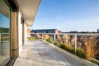 <span><b>Koop aan 6% btw (onder voorwaarden), ook interessant voor investeerders!</b><br /><br />De Bonnefant, Wonen in het midden van de stad en toch omgeven door groen. Een iconisch gebouw op een centrale en culturele locatie waar er ruimte is voor luxe, een onvergetelijke woonervaring of zorgeloos wonen in een assistentiewoning. </span><br /><br /><span>Tussen de gebouwen van De Bonnefant is een </span><strong>groene doorsteek</strong><span> gecreëerd die de Demerstraat rechtstreeks verbindt met het begijnhof. Gezellig vertoeven in één van de twee gemeenschappelijke binnentuinen of liever een barbecue met de buren? Bovendien hebben de terrassen geïntegreerde plantenbakken die zijn uitgerust met een automatisch beregeningssysteem. Een extra groene beleving is verzekerd.</span><br /><br /><span>Het bestaande RTT-gebouw is volledig gerenoveerd met het behoud van de Hasseltse authenticiteit en verder uitgebreid met energiezuinige nieuwbouw. Parkeren in het centrum is geen evidentie maar toekomstige bewoners van De Bonnefant kunnen parkeren in de ruime ondergrondse parkeerplaats. Je kan ook je fiets kwijt in de fietsenstalling. </span><br /><br /><strong>DOORZONAPPARTEMENTEN:</strong><br /><span>De doorzonappartementen trekken aan twee zijden daglicht dankzij de plafondhoge ramen. Deze ramen en de 1 of 2 terrassen brengen de beleving rondom je nieuwe thuis mee naar binnen. Dit type heeft 2 slaapkamers en 1 badkamer.</span><br /><br /><span><strong>Appartement B4 APP 05 - Verdiep 4</strong></span><br /><span>- bewoonbare oppervlakte:</span><span> 107</span><span>,57</span><span> m²</span><br /><span>- oppervlakte terras:</span><span> 23</span><span>,02</span><span> </span><span>m²</span><br /><span>- doorzon leefruimte met open keuken </span><br /><span>- ruim terras met zicht op de Bonnefantenstraat</span><br /><span>- 2 slaapkamers <br /></span>- badkamer<br /><span>- berging</span><br /><span>- apart gastentoilet</span><br /><span>- autostaanplaats in de afgesloten parkeerkelder </span><br /><br /><span>GENIET VAN </span><strong>6% btw</strong><span> (onder voorwaarden). </span><span>Vermelde prijs is exclusief ondergrondse parkeerplaats en exclusief registratie, btw en notariskosten. </span><span>Alle appartementen werden intussen volledig afgewerkt en zijn instapklaar. </span><span>Contacteer ons voor een bezoek ter plaatse.<br /><br /></span><span>Wij ontzorgen je ook voor <strong>de verkoop</strong> van je <strong>huidige woning</strong>! Voor meer uitleg helpen we je graag verder.</span>