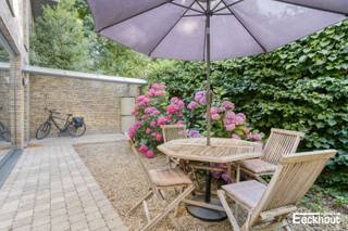 Bezichtiging enkel via afspraak op vrijdag 11 en zaterdag 12 september.<br />Unieke, instapklare stadswoning met tuin én terras in het historische centrum van Brugge, met zicht op het Koningin Astridpark!<br />Deze lichtrijke woning bevindt zich in een rustige, autoluwe straat en op wandelafstand van supermarktjes, buurtwinkels, bushaltes en gezellige horecazaken. <br />Als bewoner kun je gratis parkeren in de Brugse binnenstad en/of een voordelig bewonersabonnement verkrijgen in de nabij gelegen openbare parking “ ’t Pandreitje”, waar zich ook staanplaatsen voor deelwagens bevinden. Ook het station is vlakbij en bereikt men in amper 5 minuten fietsen.<br />Deze woning is energiezuinig (EPC B), asbestvrij en bovendien beschikt ze over een conforme elektrische installatie! <br />Indeling: <br />Gelijkvloers: ruime inkomhal, toilet met lavabo, woonkamer met open keuken, toegang tot de ruime berging met aansluiting voor wasmachine, droogkast,…<br />Charmante, onderhoudsvriendelijke en zonnige tuin;<br />Verdieping: nachthal, 2 volwaardige slaapkamers waarvan één met toegang tot het zonneterras, badkamer met dubbel lavabomeubel, ligbad en toilet;<br />In de gezellige tuin bevindt zich een esthetische overkapping, ideaal voor het stallen van fietsen. <br />Geen syndicuskosten!<br />Deze fraaie woning is een uitstekende keuze voor wie comfortabel en zorgeloos wil wonen in het hartje van Brugge, en is zeer geschikt voor zowel alleenstaanden als koppels en voor jong en ouder.