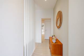 Deze instapklare woning, volledig gerenoveerd in 2019, geniet van een uitstekende ligging tegenover het Rozekensbos in Aalst en combineert...