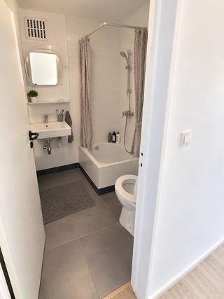<p><span>Ontdek dit </span><strong><span>mooie en ruime 2-slaapkamerappartement te huur in Hemiksem</span></strong><span>, ideaal voor een alleenstaande of koppel dat op zoek is naar een comfortabele en aangename woning.</span></p>
<p><span>Het appartement beschikt over een </span><strong><span>ruime slaapkamer</span></strong><span>, een </span><strong><span>grote en lichtrijke leefruimte</span></strong><span>, een </span><strong><span>praktische keuken</span></strong><span> en een </span><strong><span>ruime badkamer</span></strong><span>.</span></p>
<p><span>Een echte troef is het </span><strong><span>mooie terras</span></strong><span>, waar u heerlijk kunt ontspannen, genieten van een kop koffie of gezellig buiten kunt zitten tijdens zonnige dagen.</span></p>
<p><span>2 ruime slaapkamer</span><br /><span> 1 badkamer</span><br /><span> Ruime en lichtrijke leefruimte</span><br /><span> Praktische keuken</span><br /><span> Mooi terras</span><br /><span> Gelegen in Hemiksem</span></p>