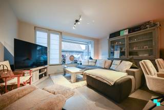 Ontdek dit erg goed onderhouden en centraal gelegen appartement met twee slaapkamers in het centrum van Izegem. Perfect voor eigen bewoning of...