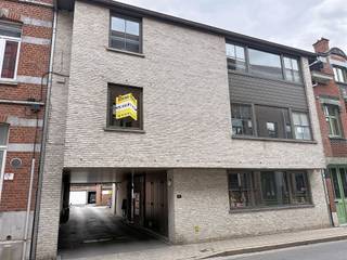 Appartement in centrum Roeselare. De indeling is als volgt: leefruimte met open keuken en terras, aparte berging, apart toilet, één slaapkamer en een...