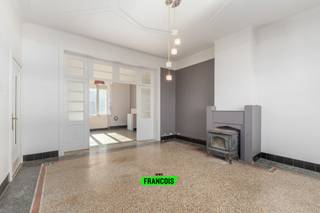 In het charmante en landelijke Welden, een deelgemeente van Oudenaarde, bevindt zich deze karaktervolle herenwoning met grote loods. De woning geniet van een zeer rustige ligging, terwijl belangrijke invalswegen richting Oudenaarde, Zingem en Zwalm zich op korte afstand bevinden. Hierdoor combineert u moeiteloos rust en bereikbaarheid.<br /><br />Bij het betreden van de woning ervaart u meteen de ruime indeling en het authentieke karakter. Op het gelijkvloers biedt de woning een eerste woonkamer, eventueel praktijkruimte of bureau, en een tweede woonkamer met aansluitend de keuken. Via de keuken kunnen we, via de veranda, naar de loods en bergplaatsen. Zo kan u steeds met droge voet richting de werkplaats. Verder is er op het gelijkvloers, in het woongedeelte, ook nog een gastentoilet. <br /><br />Op de eerste verdieping beschikt de woning over vier volwaardige slaapkamers en een grote badkamer. De badkamer is uitgerust met een douche, ligbad, toilet en badkamermeubel. <br /><br />Op de tweede verdieping is er de ruime zolderverdieping, te bereiken via een vaste trap, waar eenvoudig meerdere extra (slaap)kamers kunnen worden ingericht. Dit biedt tal van mogelijkheden voor grote gezinnen of wie extra ruimte wenst voor hobby etc. <br /><br />Buiten wordt u verrast door de uitzonderlijke ruimte en mogelijkheden. De eigendom omvat een ruime oprit die afgesloten is met een poort, alsook een grote loods met hoge poorten en diverse bijgebouwen, goed voor in totaal 260 m² extra ruimte. Ideaal voor zelfstandigen, opslag, hobby’s of het uitoefenen van een vrij beroep.<br /><br />Wenst u meer informatie of een bezoek? Neem dan snel contact via Ruben: 0479/60.36.94<br /><br />