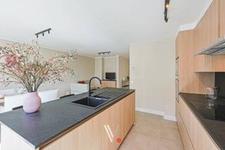 <strong>Dit appartement werd volledig gerenoveerd met oog voor kwaliteit én esthetiek en geniet van een topligging in het hart van het centrum.</strong> Dankzij deze centrale ligging bevinden winkels, horeca, scholen, openbaar vervoer en het stadhuis zich op wandelafstand.<br /><br />Het appartement is <strong>asbestveilig</strong>, beschikt over een <strong>EPC-label B</strong> en een <strong>conforme elektrische installatie</strong> (keuring geldig tot 2049), wat bijdraagt aan een zorgeloze investering.<br /><br />Belangrijk om te weten is dat het appartement momenteel verhuurd is en <strong>verkocht wordt als opbrengsteigendom</strong>, waardoor u meteen kan rekenen op een lopend rendement.<br /><br /><strong>Indeling:</strong><br />Inkomhal, lichtrijke leefruimte met open keuken, apart toilet, badkamer en <strong>2 volwaardige slaapkamers</strong>. Daarnaast is er op het gelijkvloers een praktische <strong>kelderberging</strong> voorzien.<br /><br /><strong>Bent u op zoek naar een zorgeloze investering met stabiele opbrengst op een toplocatie? Dan is dit appartement beslist een bezoek waard!</strong><br /> 