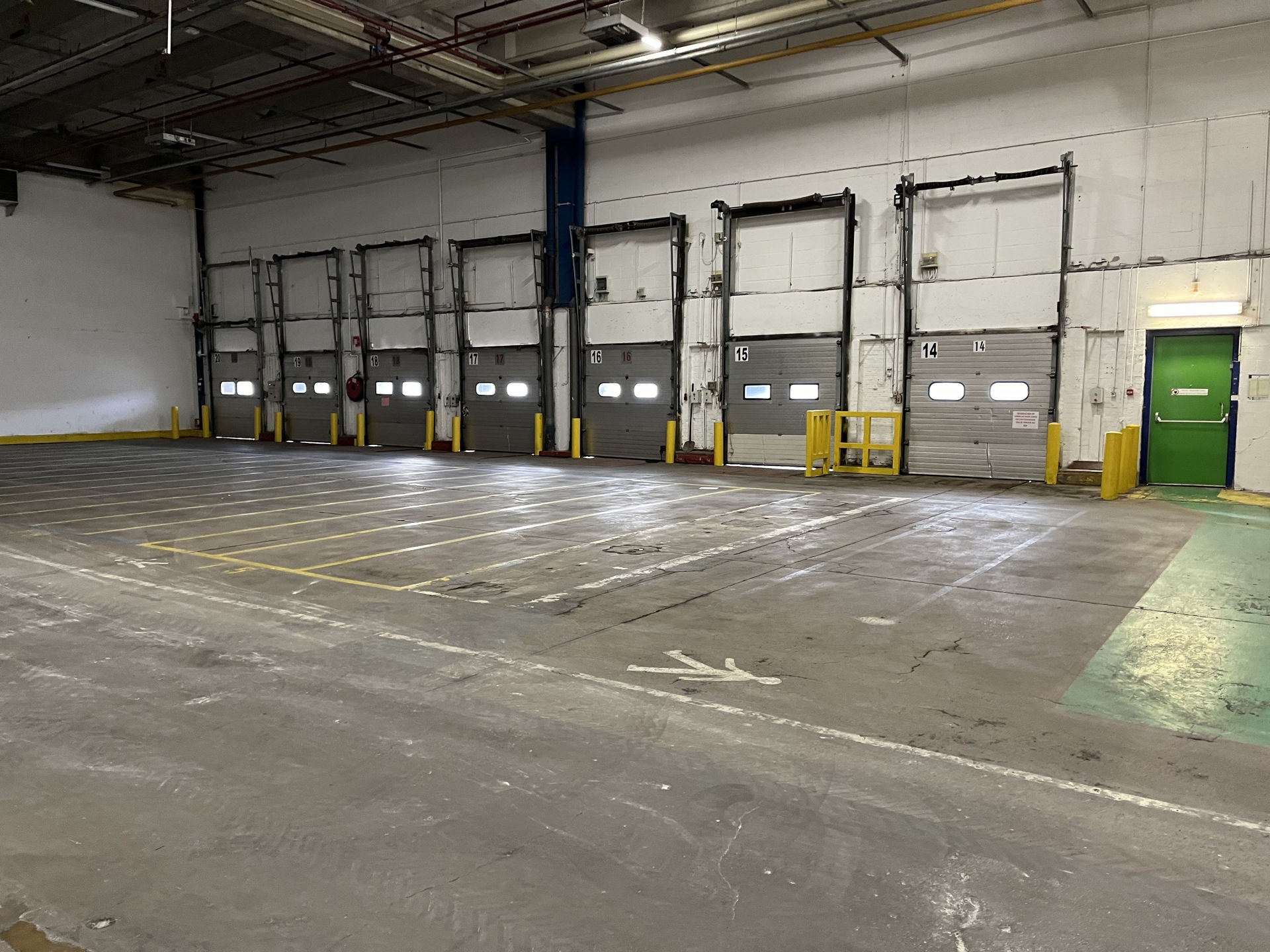 Magazijnen met kantoor en ruime parking te huur - foto 5