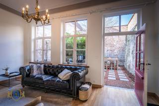 In het oog springend Brugs diephuistrapgevelwoning voorzien van meerdere architecturale accenten & onobstructief uitgevend op de...