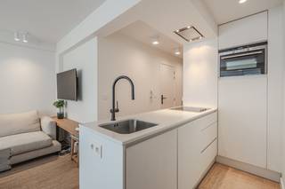 Op 50m van de zeedijk in Duinbergen bevindt zich dit mooi gerenoveerd appartement in een kleine residentie!  Het appartement beschikt over een mooie woonkamer met open keuken.   Verder zijn er 2 slaapkamers, allebei beschikken ze over een ensuite  badkamer. De ene met douche de andere met een ligbad;  De ene kamer biedt plaats aan een dubbel bed, in  de andere kamer kan een stapelbed geplaatst worden.  Daarnaast is er een apart toilet en een praktische berging. Ook in de kelder hebt u een extra privéberging waar ook plaats is voor enkele fietsen!  De eigenaars hebben geopteerd voor een mooie volle parket, die doorloopt over het ganse appartement!  Alle meubelen kunnen mits meerprijs overgenomen worden.  Dit appartement ligt echt op een toplocatie, ook is er voldoende parkeergelegenheid in de buurt.  Aarzel niet en vraag vandaag nog uw bezoek aan! 