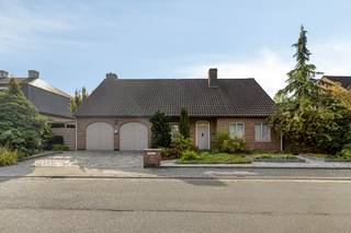 Deze charmante villa ligt in een rustige, residentiële en kindvriendelijke wijk, ideaal voor wie op zoek is naar een aangename en veilige leefomgeving. De ligging combineert het beste van twee werelden: een groene oase van rust met een vlotte verbinding door de nabijheid van diverse invalswegen en alle belangrijke voorzieningen in de buurt zoals het natuurdomein De Gavers, winkelcentra...<br /><br />INDELING: <br />Gelijkvloerse verdieping: <br />- Ruime inkomhal met gastentoilet en toegang tot de woonkamer en keuken <br />- Lichtrijke woonkamer met een gezellige zit- en eethoek<br />- Geïnstalleerde keuken met zicht op de tuin<br />- Badkamer met douche, bad, dubbele lavabo en toilet <br />- Lichtrijke, ruime slaapkamer<br />- Aparte bureauruimte ideaal voor thuiswerk <br />- Dubbele inpandige garage met extra bergruimte<br />- Lichtrijke en ruime veranda <br /><br />Eerste verdieping: <br />- Badkamer met douche, bad en dubbele lavabo<br />- 3 ruime slaapkamers <br />- Polyvalente ruimte dat kan dienen als zolderruimte, extra slaapkamer, hobbyruimte... <br /><br />Extra troeven:<br />- Zonnige, zuid-oost gerichte tuin, perfect om te ontspannen en te genieten<br />- Vlotte verbinding met diverse invalswegen<br />- Goede EPC-score (B-label) en conforme elektriciteit<br />- Zonnepanelen en thuisbatterij aanwezig! <br />- Aanwezigheid van laadpaal<br /><br />Deze woning is de perfecte combinatie van comfort, bereikbaarheid en energie-efficiëntie.<br /><br />Wenst u meer info over deze woning of wenst u een bezoek ter plaatse? Contacteer Alissia Dewitte (0472 18 64 21 - alissia.dewitte@dewaele.com) of Yoshi Vandeginste (0474 49 50 38 - yoshi.vandeginste@dewaele.com) <br /><br /><br /><br />De eigendom wordt aangeboden via de Pre-sale formule. Van 05/10/2026 om 09:00 tot 10/10/2026 om 12:00 kan u het huis op afspraak komen bezichtigen en een bod uitbrengen. De vermelde prijs is een instelprijs. Voor meer info, gelieve contact op te nemen met de dossierverantwoordelijke.<br /><br />Bestuursmaatregelen in het maatregelenregister: nee