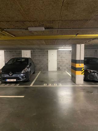 IXELLES, avenue Hergé 9 - un emplacement de parking intérieur à louer à 100 € / mois + 10€ pour charges. Libre immédiatement. INFOS : 02 340 24 94...