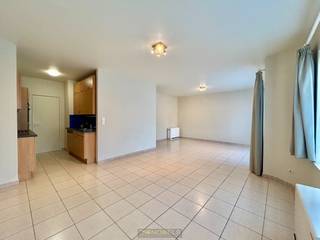 Dit appartement bevindt zich op het eerste verdieping en is gelegen in een AANGENAME STRAAT op wandelafstand van het CENTRUM van Ronse. Het...