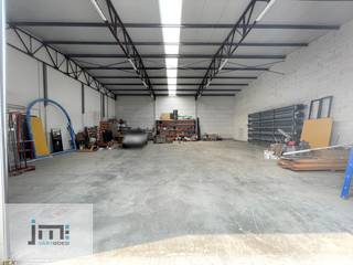 Deze centraal gelegen opslagplaats vinden we terug op het industrieterrein te Wellen.Afmetingen hal: +-350 m2Hoogte: 6 mAfmetingen poort: 4,75 m...