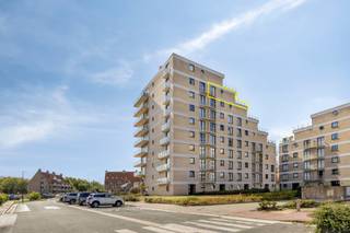 Prachtig gelegen appartement op de 8ste verdieping van Residentie Calmeyn, op amper 100 meter van het strand en de Esplanade van De Panne. Dankzij de topligging en het uitzonderlijk ruime terras is dit een ideale eigendom voor wie volop wil genieten van de kust.<br /> <br />Het appartement beschikt over een bewoonbare oppervlakte van 75 m² en omvat een inkomhal met praktische slaaphoek, een badkamer met ligbad en lavabomeubel en een ingerichte keuken met aansluitende berging.<br /> <br />De aangename en zonnige leefruimte geeft uit op het absolute paradepaardje van dit appartement: een ruim terras van maar liefst 40m².<br /><br />Het zuidwestgerichte terras biedt een optimale zonoriëntatie, waardoor u hier de hele dag kunt genieten van de zon, met als kers op de taart een prachtig uitzicht op de zee.<br />Verder zijn er twee slaapkamers, waarvan één slaapkamer rechtstreeks toegang biedt tot het ruime zonneterras.<br /> <br />Er is bovendien de mogelijkheid om één of twee garages aan te kopen.<br />Ook een ondergrondse autostaanplaats behoort tot de mogelijkheden.<br /> <br /><strong>TROEVEN</strong>
<ul>
<li>40 m² zuidwestgericht zonneterras</li>
<li>Prachtig zeezicht</li>
<li>Slechts 100 meter van het strand, Esplanade en de Westhoekduinen</li>
<li>2 slaapkamers + slaaphoek</li>
<li>Zonnige leefruimte</li>
<li>Ingerichte keuken met praktische berging</li>
<li>Zuidwestoriëntatie voor optimale zonbeleving</li>
</ul>
Een bijzonder aanbod op een topligging in De Panne, waar ruimte, zon en zee samenkomen. Ideaal als tweede verblijf, investering of vaste woonst.<br /> <br /><strong><span>Het appartement kan enkel bezocht worden op AFSPRAAK en dit op de openkijkdag op zaterdag 10 oktober tussen 9u en 12u.<br />Aarzel niet en maak vandaag nog uw afspraak!</span></strong><br /><br /><span>Let op: e</span>nkele foto’s werden met behulp van AI gegenereerd en dienen uitsluitend ter illustratie.