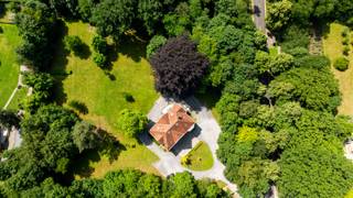 Cette villa majestueuse, pleine de caractère et de qualité, datant de 1931, est située sur un terrain exclusif de 10125m² à Genk. Initialement construite à l'époque des mines de charbon de Genk, la maison a été rénovée en conservant au maximum ses éléments authentiques tels que les hauts plafonds, les parquets d'origine... Le résultat est un équilibre entre la grandeur historique et le confort moderne.<br />Il existe plusieurs possibilités pour l'utilisation de cette propriété imposante et unique. Il y a 5 unités d'habitation. Elles sont déjà compartimentées et utilisables séparément.<br />Cette opportunité exceptionnelle offre une combinaison unique d'espace, de style et d'histoire, et convient parfaitement à ceux qui recherchent une résidence prestigieuse et pleine de caractère.<br />Elle combine des éléments authentiques de style cottage avec de l'Art Déco.<br />La propriété a été rénovée au fil des ans et est toujours bien entretenue.<br /><br />Une maison de campagne exceptionnelle avec beaucoup de caractère et d'âme !<br /><br />Elle est répertoriée dans l'inventaire du patrimoine architectural, ce qui signifie que vous, en tant que nouveau propriétaire, êtes exempté de l'obligation de rénovation.<br /><br />Caractéristiques exceptionnelles ;<br />- Propriété et opportunité exceptionnelles<br />- Maison de maître historique<br />- Style et structure de construction uniques<br />- Possibilité de 5 unités d'habitation<br />- Très bien préservée<br />- Parc entièrement clôturé de 10125m²<br />- Allée spacieuse pouvant accueillir plusieurs voitures<br />- 711m² d'espace de vie et de travail<br />- La Biomista<br />- Chambres d'hôtes, hôtel-boutique et autres possibilités...